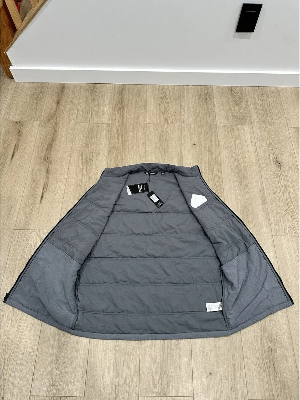NWT Travis Mathew Vest Men’s XL Gray Cold Bay Quiet Shade Puffer Golf TM1MW463